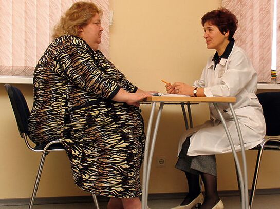 La consultarea unui flebolog, pacient cu varice cauzate de obezitate
